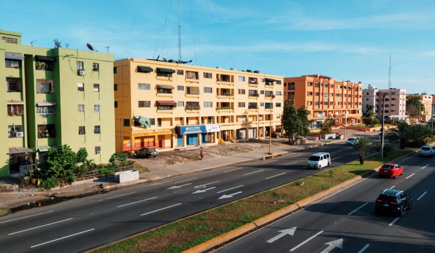 Entradas de la ciudad se llenan de color: la Alcaldía del DN embellece edificios de las avenidas México y Quinto Centenario