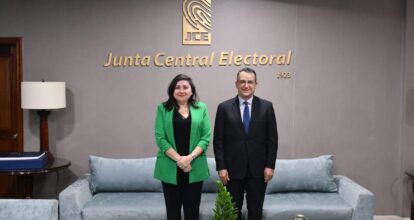 Presidente de la JCE recibe visita de la Encargada de Negocios de la Embajada de los EE. UU. en RD