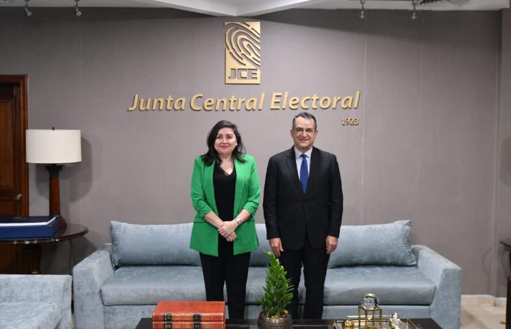 Presidente de la JCE recibe visita de la Encargada de Negocios de la Embajada de los EE. UU. en RD