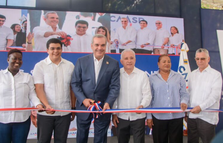 Presidente Luis Abinader junto a Fellito Suberví entrega saneada cañada Cachón Oeste en Santo Domingo Este