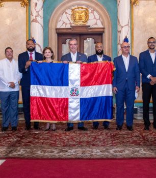 Presidente Abinader entrega bandera dominicana para la Serie del Caribe 2024 a los bicampeones nacionales Tigres del Licey