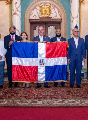 Presidente Abinader entrega bandera dominicana para la Serie del Caribe 2024 a los bicampeones nacionales Tigres del Licey