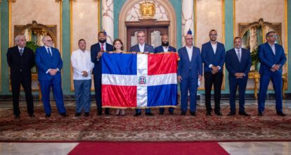 Presidente Abinader entrega bandera dominicana para la Serie del Caribe 2024 a los bicampeones nacionales Tigres del Licey