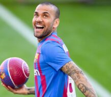 Dani Alves fue condenado a  4 años y medio de cárcel, por violar a una joven en Barcelona