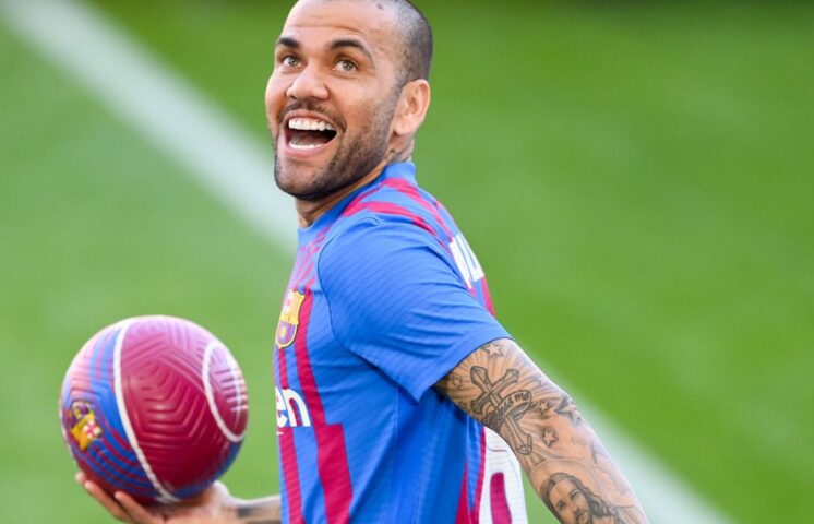 Dani Alves fue condenado a  4 años y medio de cárcel, por violar a una joven en Barcelona