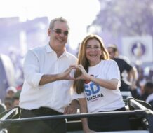 PRM afianza su triunfo seguro en la capital: miles acompañan a Carolina y Abinader en multitudinaria caravana