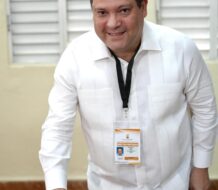Sanz Lovatón destaca la forma cívica de los dominicanos ejercer el derecho al voto.
