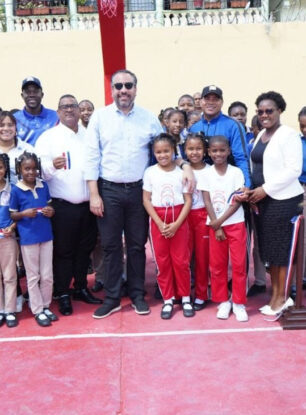 Inefi entrega cancha remozada, utilería deportiva y realiza exhibiciones en escuela de Guachupita