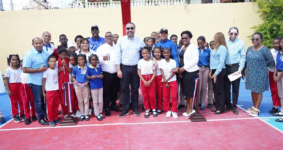 Inefi entrega cancha remozada, utilería deportiva y realiza exhibiciones en escuela de Guachupita