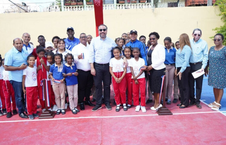 Inefi entrega cancha remozada, utilería deportiva y realiza exhibiciones en escuela de Guachupita
