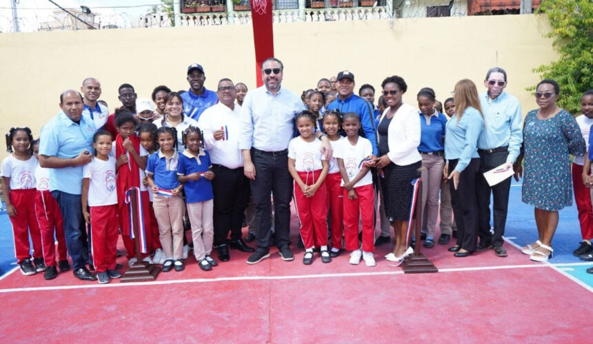 Inefi entrega cancha remozada, utilería deportiva y realiza exhibiciones en escuela de Guachupita