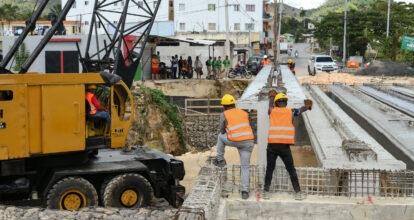 MOPC informa fueron colocadas las vigas sobre nuevo puente unirá a Higüey con La Otra Banda