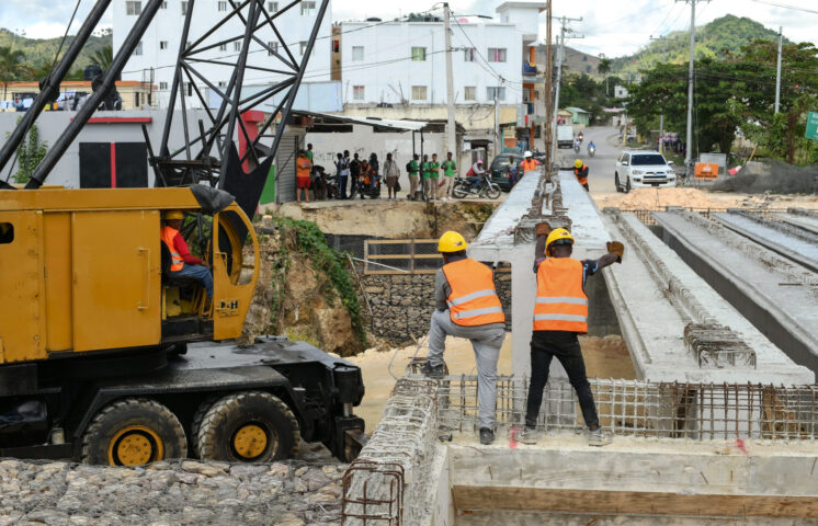 MOPC informa fueron colocadas las vigas sobre nuevo puente unirá a Higüey con La Otra Banda