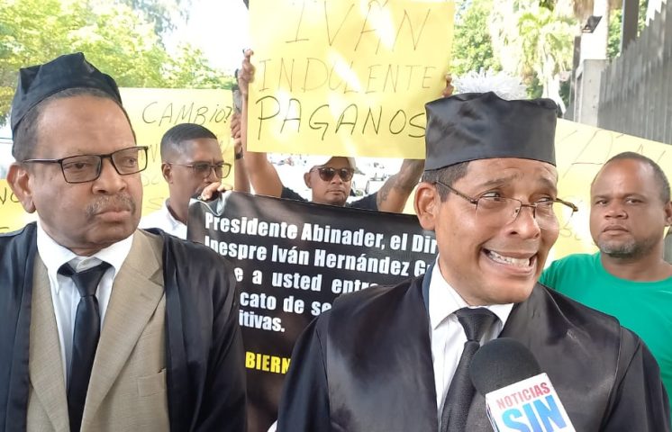 Ex empleados de INESPRE protestan en demanda del pago de sus prestaciones laborales