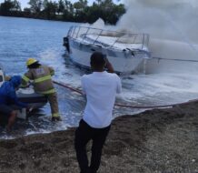 SE QUEMA LANCHA EN PRESIOS MARINA CASA DE CAMPO.