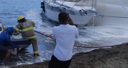 SE QUEMA LANCHA EN PRESIOS MARINA CASA DE CAMPO.