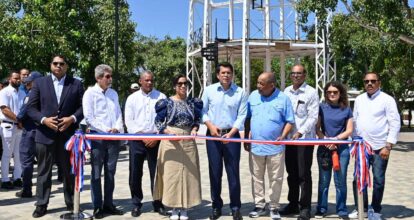 David Collado entrega el remozado parque Duarte de San Fernando, Montecristi.