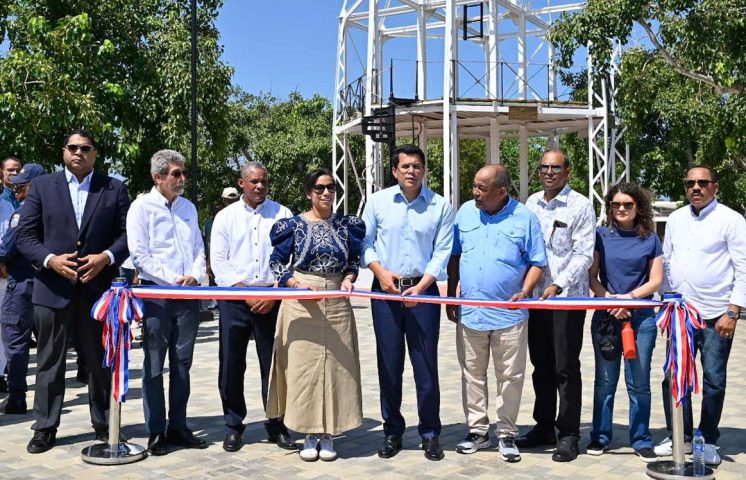 David Collado entrega el remozado parque Duarte de San Fernando, Montecristi.