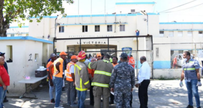 Familiares identifican a presos trasladados tras incendio en penal de La Victoria