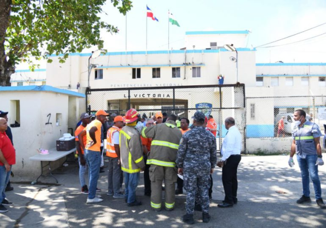 Familiares identifican a presos trasladados tras incendio en penal de La Victoria