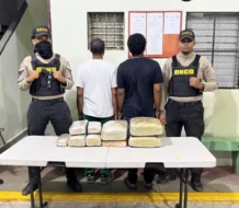 Apresan a dos con 49 libras de presunta marihuana