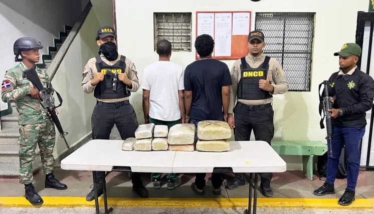 Apresan a dos con 49 libras de presunta marihuana