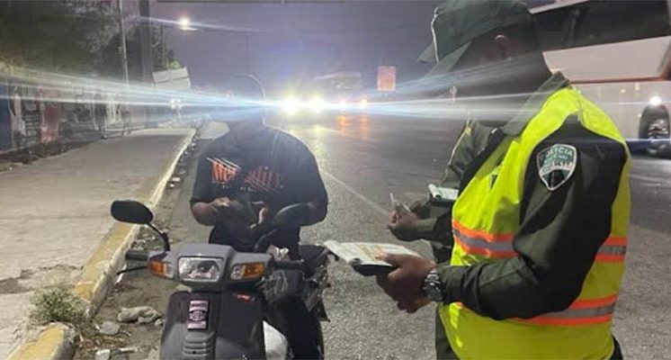 Digesett fiscaliza 574 conductores por transitar sin luces