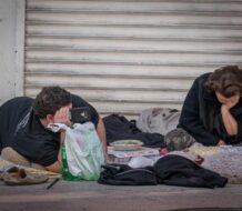 Florida prohíbe a las personas sin hogar dormir en calles y plazas