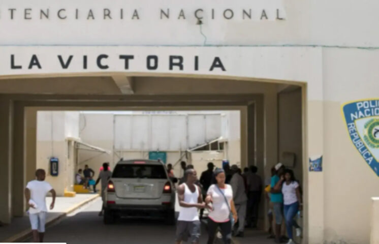 Trasladan reos a otros recintos tras incendio que afectó cárcel de La Victoria
