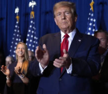 Trump deberá hipotecar o vender activos con descuentos para pagar fianza de 464 millones