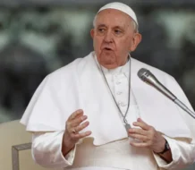 Papa Francisco dice que le dan “lástima” los curas españoles que rezan por su muerte