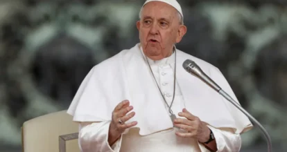 Papa Francisco dice que le dan “lástima” los curas españoles que rezan por su muerte