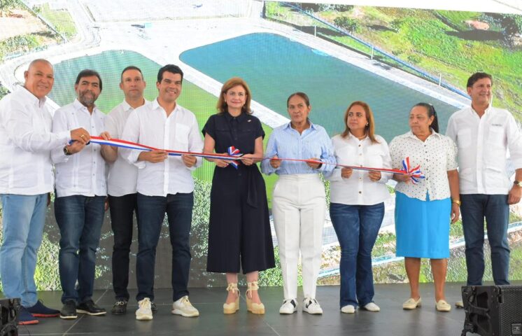 Raquel Peña y Wellington Arnaud inauguran sistema de alcantarillado sanitario en Villa Riva