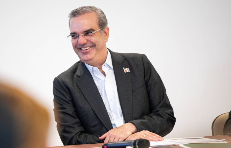Abinader con una ventaja decisiva del 61.6%, Fernández con 20.4% y Martínez con 9.4%, según datos del Centro Económico del Cibao