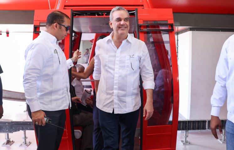Abinader inaugura tramo del Teleférico de Santiago
