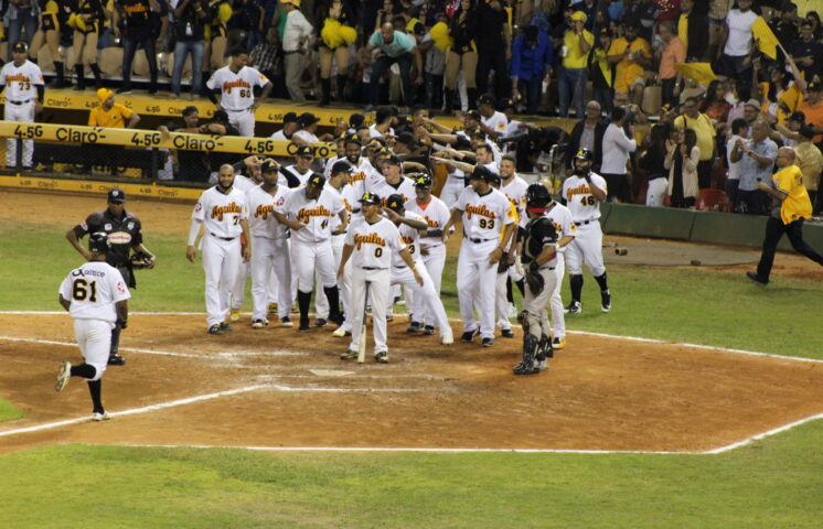 Las Águilas derrotan a los Toros y dos partidos se suspenden por lluvias
