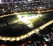 Edeeste ilumina alrededores del Faro a Colón