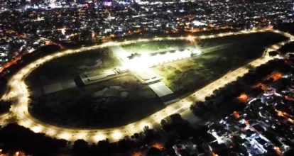 Edeeste ilumina alrededores del Faro a Colón