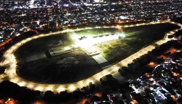 Edeeste ilumina alrededores del Faro a Colón