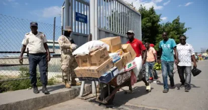 Haitianos se abastecen en RD alejados del caos de Puerto Príncipe