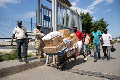 Haitianos se abastecen en RD alejados del caos de Puerto Príncipe