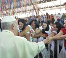 El papa va a cárcel de mujeres de Roma para misa del Jueves Santo