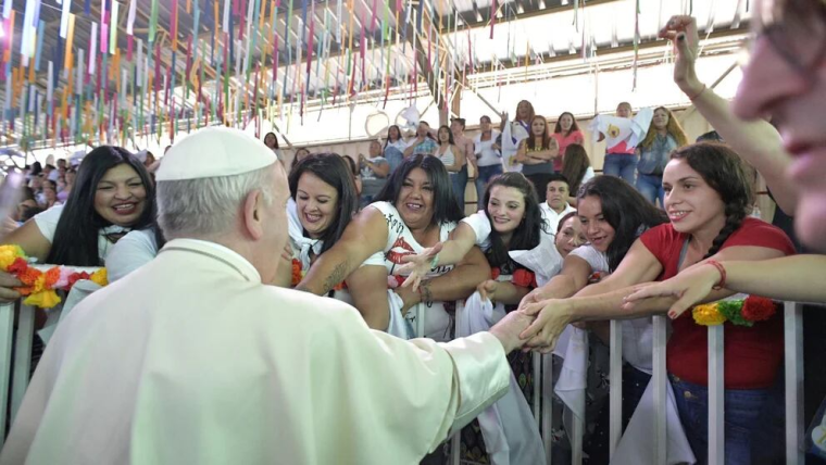 El papa va a cárcel de mujeres de Roma para misa del Jueves Santo