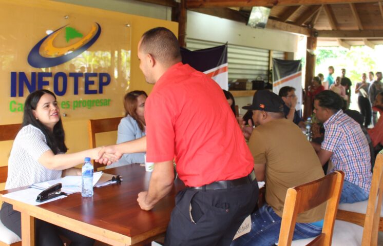 Empresa zona franca oferta 120 de puestos trabajo en Feria de Empleo del INFOTEP en la provincia Hermanas Mirabal