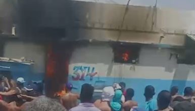  Reportan incendio afecta área cárcel de La Victoria  