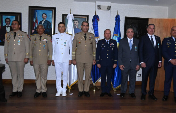 Ministro de Defensa impone condecoración y certificados a oficiales generales, superiores y personalidades de la clase civil del Cesac
