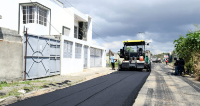 MOPC beneficia con asfaltado de sus calles a Brisas del Este, La Ureña y otros barrios de SDE