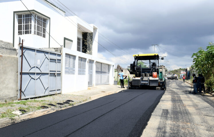 MOPC beneficia con asfaltado de sus calles a Brisas del Este, La Ureña y otros barrios de SDE