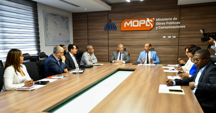 Instalarán mesa de trabajo para reforma administrativa del MOPC