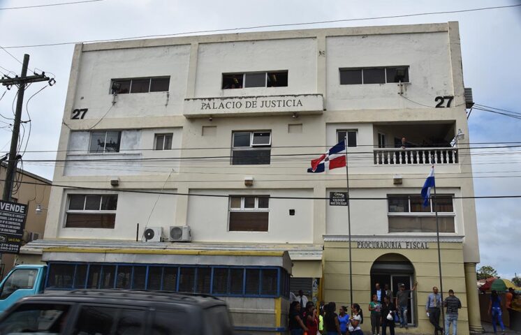 Declaran en rebeldía a maestro acusado de abusar sexualmente de una estudiante de 13 años
